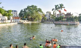 Ao làng ô nhiễm thành bể bơi miễn phí, người dân tắm giải nhiệt ngày nắng nóng