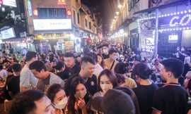 'Phố Tây' Tạ Hiện tấp nập tới khuya trong dịp nghỉ lễ 30/4