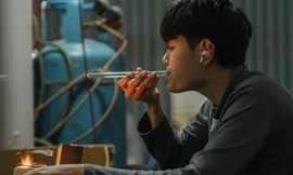 Lạ lùng ngôi làng ở Hà Nội, người dân dùng... hơi thở để mưu sinh