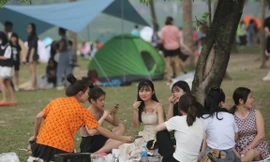 Đông nghịt người cắm trại ở công viên Yên Sở trong ngày cuối nghỉ lễ