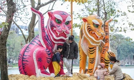 Dàn hổ độc lạ bên Hồ Gươm từ tranh dân gian Hàng Trống