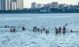 Nắng nóng hơn 40 độ C, người Hà Nội 'biến' hồ Tây thành bể bơi giải nhiệt