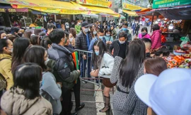 Nghẽn lối vào phủ Tây Hồ trong ngày đi làm đầu tiên sau kỳ nghỉ Tết Nguyên đán