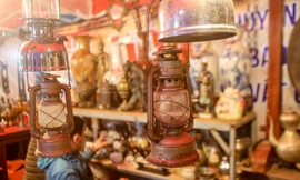 Ngày cuối cùng của năm, thảnh thơi dạo bước ngắm đồ 'thời ông bà anh'