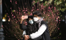 Khoảnh khắc ấm áp dù trời lạnh buốt thời khắc giao thừa không pháo hoa tại bờ hồ Hà Nội