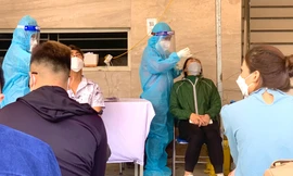 Người dân xếp hàng xét nghiệm COVID-19 để về quê ăn Tết