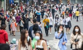 Phố đi bộ Hồ Gươm đông đúc ngày cuối tuần đầu tiên mở cửa