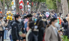 Hồ Hoàn Kiếm đông đúc ngày mùng 1 Tết Nhâm Dần 