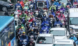 Hà Nội: Mưa trắng trời khiến nhiều tuyến đường ùn tắc, người dân chật vật đi làm sáng