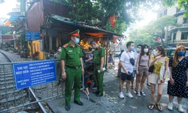 Đóng phố cà phê đường tàu, du khách 'ngẩn ngơ quay đầu' 