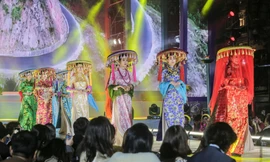 Mãn nhãn màn trình diễn áo dài ba miền Việt Nam tại phố đi bộ Hồ Gươm