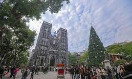 Người dân đổ về Nhà thờ Lớn trước Giáng sinh