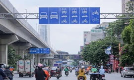Giao thông hỗn loạn trên tuyến đường 10 làn xe chuẩn bị phân làn tách dòng ô tô, xe máy 