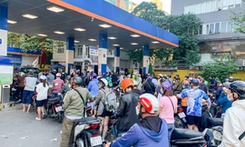 Người dân xếp hàng chờ đổ xăng từ sáng sớm, nhân viên làm việc không dừng tay