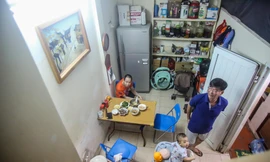 Cảnh chật chội, ẩm thấp bên trong những biệt thự cũ trên 'đất vàng' Hà Nội