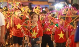 Thiếu nhi phố cổ thi bày mâm cỗ, rước đèn đêm trăng Trung Thu