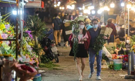 Chợ hoa Quảng Bá nhộn nhịp cả đêm dịp 8/3