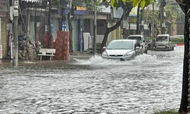 Người Vũng Tàu 'bơi' trên đường sau trận mưa lớn
