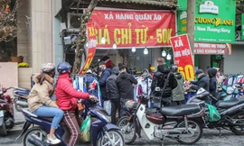 Chen chân mua quần áo giảm giá ngày 29 Tết