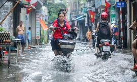 Phố phường Hà Nội ngập trong 'biển nước' chỉ sau 20 phút mưa rào