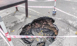 Xuất hiện 'hố tử thần' ngay ngã tư đường phố Hà Nội