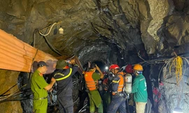 Xuyên đêm tìm kiếm công nhân bị lũ cuốn vào hầm thủy điện sâu hàng trăm mét