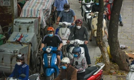 Hà Nội: Vật vã vượt 'biển người', leo xe lên hè để đến chỗ làm sau kỳ nghỉ lễ