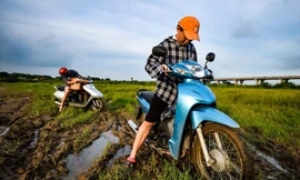 Cắm trại trên bãi sình lầy ven sông Hồng sau mưa