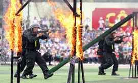 Biểu diễn kỹ thuật vượt chướng ngại vật kết hợp bắn súng diệt mục tiêu.