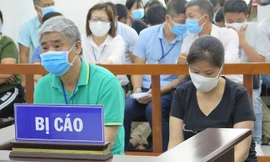 Các bị cáo Doãn Quý Phiến và Nguyễn Bích Quy tại tòa phúc thẩm.