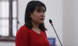 Bị cáo Nguyễn Thị Thu Loan trình bày tại tòa.