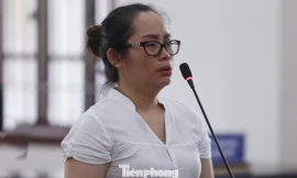 Bị cáo Bùi Thanh Trà bật khóc khiến tòa phải tạm dừng xét hỏi.