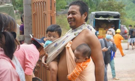 Trẻ em người Vân Kiều bên thân cây bị lũ đánh ngã.