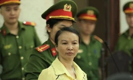 Bị cáo Trần Thị Hiền tìm người thân, nhắn mua thêm nhu yếu phẩm gửi cho mình.