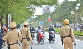 CSGT tại Nghệ An phát miễn phí khẩu trang cho người dân để phòng chống COVID - 19.