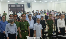 Các bị cáo và người liên quan nghe tòa tuyên án.