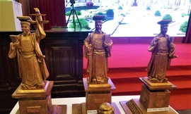 Từ bìa phải qua, các mẫu tượng vua Lý Thái Tông số 1, 2 và 3.