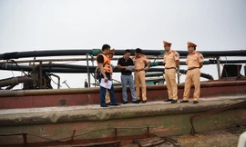 Cảnh sát tiến hành bắt giữ các phương tiện khai thác cát trái phép.