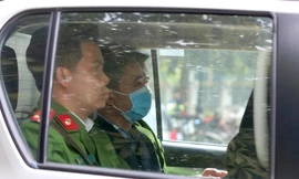 Các bị cáo được dẫn giải tới tòa.