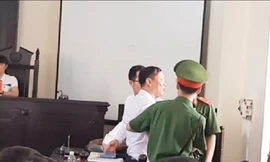 Hình ảnh luật sư Trần Quốc Toản bị cưỡng chế ra khỏi tòa.