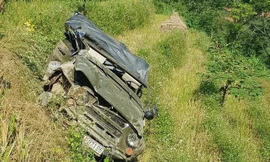 Xe ô tô chở khách du lịch lao xuống vực tại Hà Giang trưa 8/11.