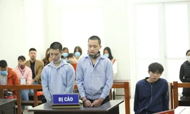 Từ trái qua, các bị cáo Vỹ, Diu và Sơn tại tòa.