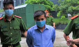 Đỗ Ngọc Anh được dẫn giải tới tòa.