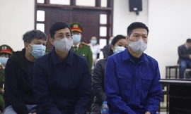 Bị cáo Nguyễn Nhật Cảm (bìa phải ảnh).