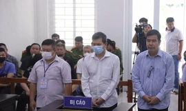 Từ bìa trái qua, các bị cáo Tấn, Hoàng, Hiệp.