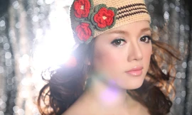 Lý Nhã Kỳ lả lơi vai trần