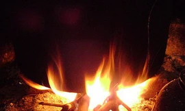 Không nên hơ tay chân lên quạt sưởi, bếp lửa khi lạnh giá