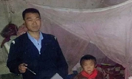 Nhân viên cảnh sát tặng cho cậu bé chiếc đồng hồ báo thức