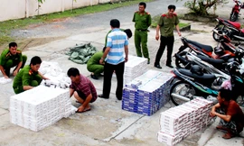 Lực lượng công an kiểm đếm số thuốc lá lậu bị bắt giữ. Ảnh: Internet