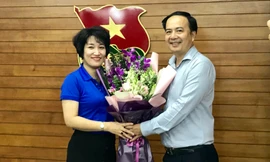 Đồng chí Nguyễn Anh Tuấn, Phó Bí thư thường trực Đảng ủy cơ quan Trung ương Đoàn tặng hoa chúc mừng chị Lê Hồng Hạnh